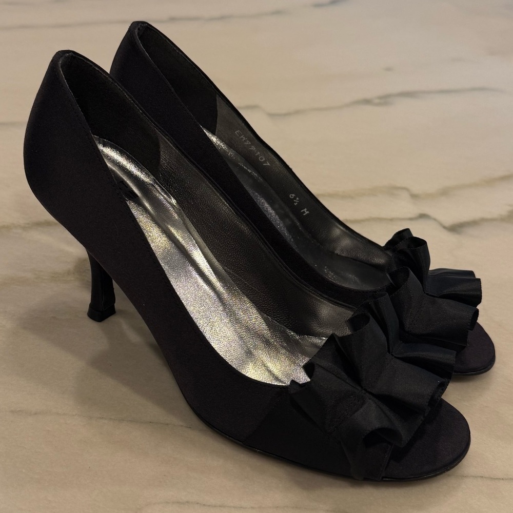 Stuart Weitzman Heels Size 6.5 Black Satin Ruffle - Picture 2 of 15